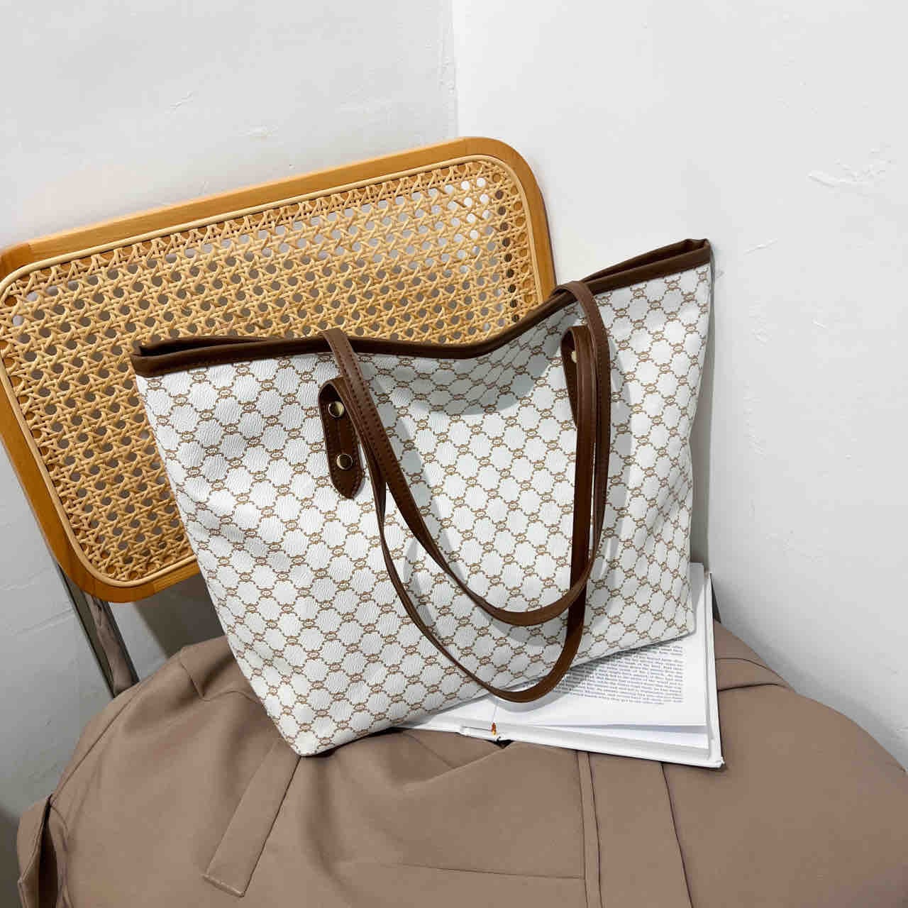 The Belle Tote in white